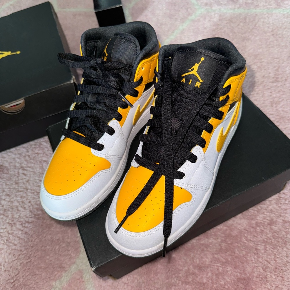 Jordan 1 Mid University Gold (GS)
